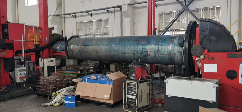Corrosion-resistant clad pipeline used in oil & gas processing