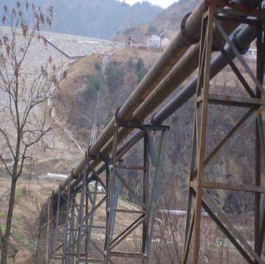 Wear resistant pipe with bonded cladding for slurry transport