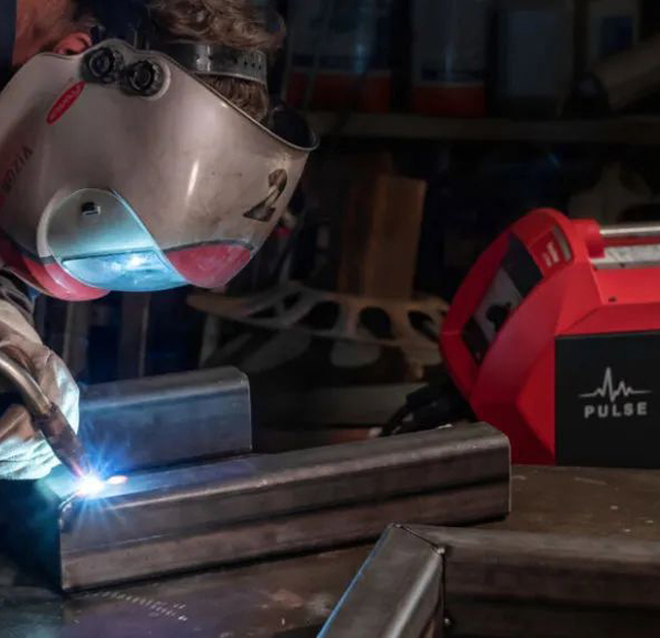 Welder using MIG/MAG pulse welding on structural steel components