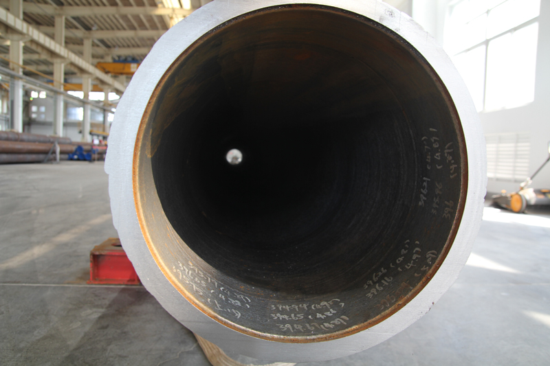 Pipe end internal cladding technology with corrosion resistant alloy overlay on steel pipe internal weld area