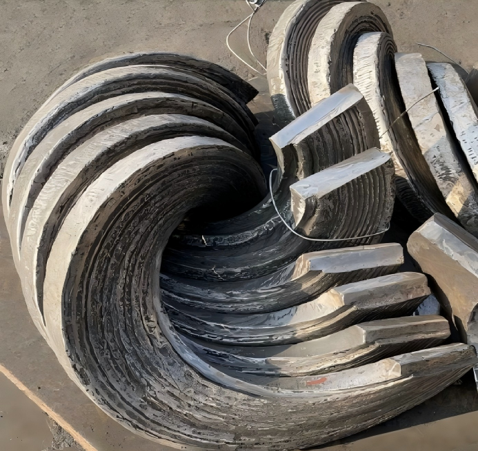 Chromium carbide hardfacing on screw conveyor flight